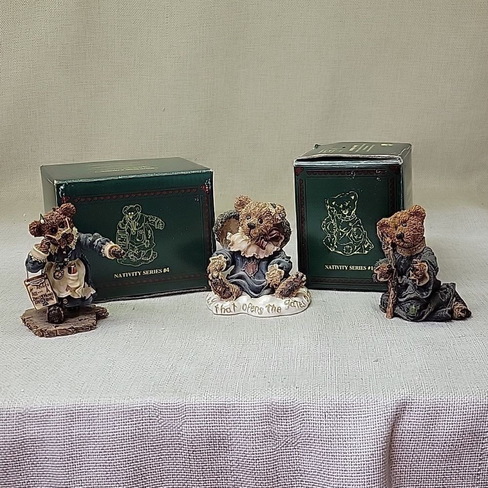 3 Boyd's Bears and Friends collectibles‎